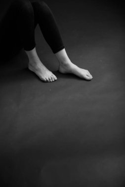 Güzel bir kızın siyah beyaz portresi, moda ve sanat, genç bir kadının dramatik portresi.