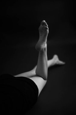 Güzel bir kızın siyah beyaz portresi, moda ve sanat, genç bir kadının dramatik portresi.