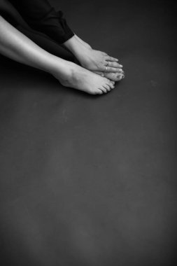 Güzel bir kızın siyah beyaz portresi, moda ve sanat, genç bir kadının dramatik portresi.