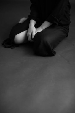 Güzel bir kızın siyah beyaz portresi, moda ve sanat, genç bir kadının dramatik portresi.