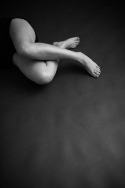 Güzel bir kızın siyah beyaz portresi, moda ve sanat, genç bir kadının dramatik portresi.