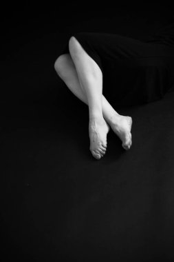 Güzel bir kızın siyah beyaz portresi, moda ve sanat, genç bir kadının dramatik portresi.