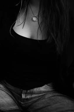 Güzel bir kızın siyah beyaz portresi, moda ve sanat, genç bir kadının dramatik portresi.