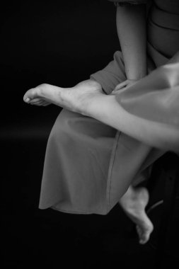 Güzel bir kızın siyah beyaz portresi, moda ve sanat, genç bir kadının dramatik portresi.