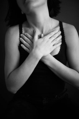 Güzel bir kızın siyah beyaz portresi, moda ve sanat, genç bir kadının dramatik portresi.