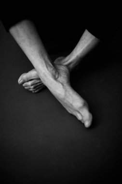 Güzel bir kızın vücudu, moda ve sanat, otantik siyah beyaz fotoğraf çekimi.