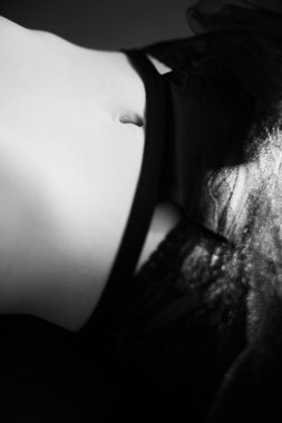 Güzel bir kızın vücudu, moda ve sanat, otantik siyah beyaz fotoğraf çekimi.