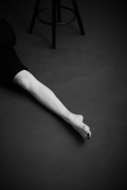 Güzel bir kızın vücudu, moda ve sanat, otantik siyah beyaz fotoğraf çekimi.