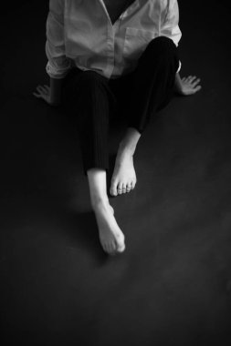 Güzel bir kızın vücudu, moda ve sanat, otantik siyah beyaz fotoğraf çekimi.