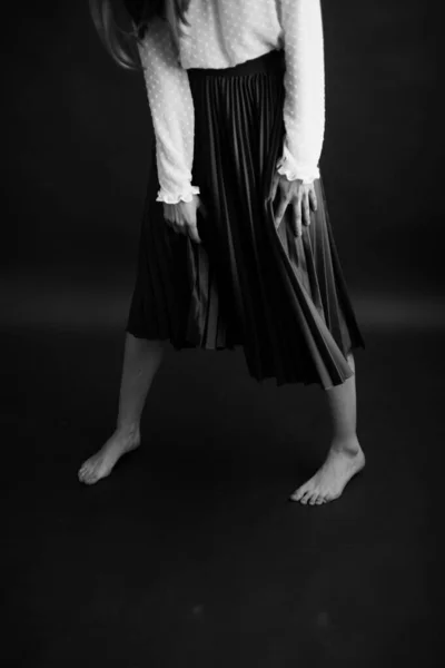 美しい少女 ファッションや芸術 本物の黒と白の写真撮影のボディの詳細 — ストック写真