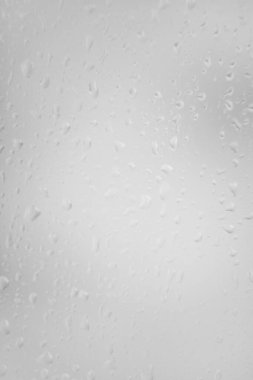 Pencere camındaki yağmur damlaları, penceredeki buğulanma, doğal arkaplan