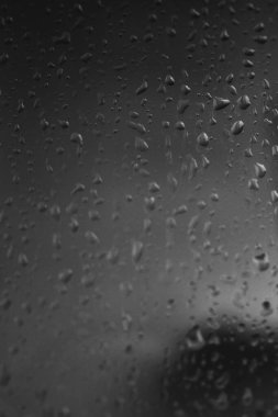 Pencere camındaki yağmur damlaları, penceredeki buğulanma, doğal arkaplan