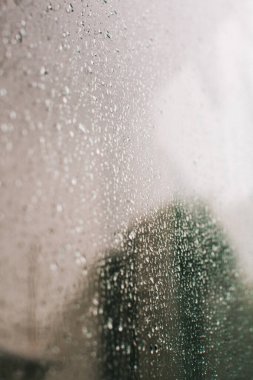 Pencere camındaki yağmur damlaları, penceredeki buğulanma, doğal arkaplan