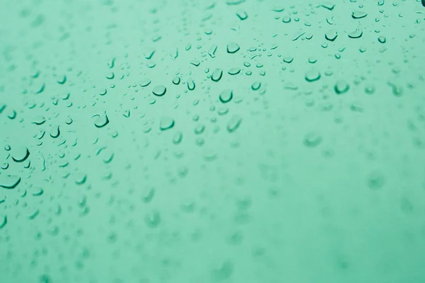 窗玻璃上的雨滴 窗玻璃上的冷凝 绿色背景 — 图库照片