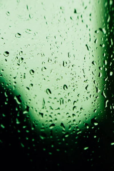 窗玻璃上的雨滴 窗玻璃上的冷凝 绿色背景 — 图库照片