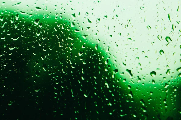 Капли Дождя Оконном Стекле Конденсат Окне Зеленый Фон — стоковое фото