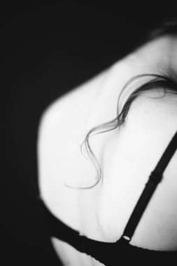 Güzel bir kızın vücudu, moda ve sanat, otantik siyah beyaz fotoğraf çekimi.