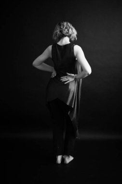 Güzel bir kızın vücudu, moda ve sanat, otantik siyah beyaz fotoğraf çekimi.