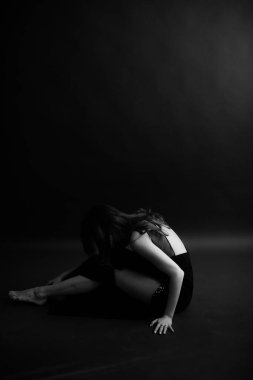 Güzel bir kızın vücudu, moda ve sanat, otantik siyah beyaz fotoğraf çekimi, kızın samimi portresi, hareket ve dans.