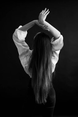 Güzel bir kızın vücudu, moda ve sanat, otantik siyah beyaz fotoğraf çekimi, kızın samimi portresi, hareket ve dans.