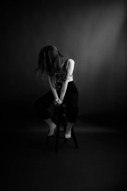 Güzel bir kızın vücudu, moda ve sanat, otantik siyah beyaz fotoğraf çekimi, kızın samimi portresi, hareket ve dans.