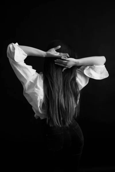美丽女孩的身材 时尚与艺术 真实的黑白照片拍摄 坦率的女孩肖像 动作与舞蹈的细节 — 图库照片
