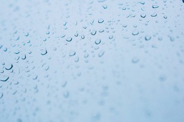 Pencere camındaki yağmur damlaları, penceredeki buğulanma, doğal zemin, renk dokusu, soyut ve desen