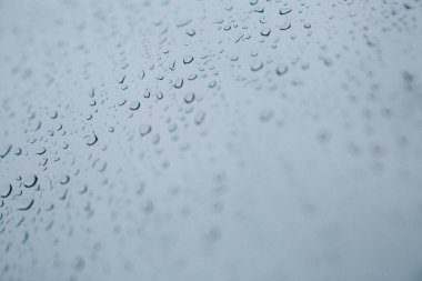 Pencere camındaki yağmur damlaları, penceredeki buğulanma, doğal zemin, renk dokusu, soyut ve desen