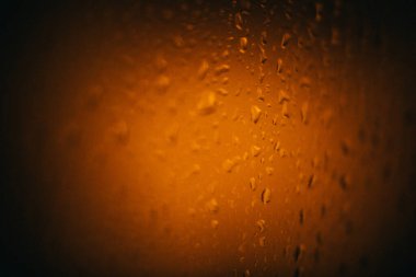 Pencere camındaki yağmur damlaları, penceredeki buğulanma, doğal zemin, renk dokusu, soyut ve desen