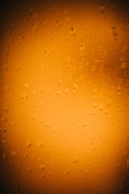 Pencere camındaki yağmur damlaları, penceredeki buğulanma, doğal zemin, renk dokusu, soyut ve desen