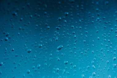 Pencere camındaki yağmur damlaları, penceredeki buğulanma, doğal zemin, renk dokusu, soyut ve desen