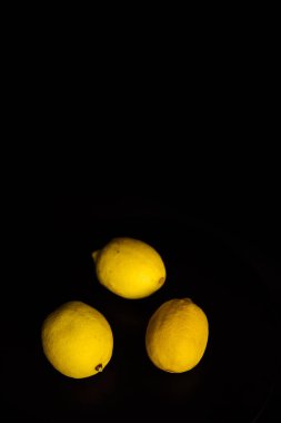 Siyah arkaplanda taze limon