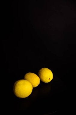 Siyah arkaplanda taze limon