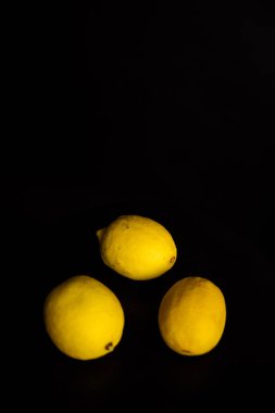 Siyah arkaplanda taze limon