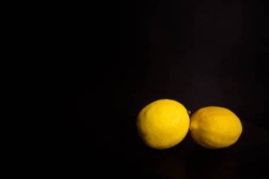 Siyah arkaplanda taze limon