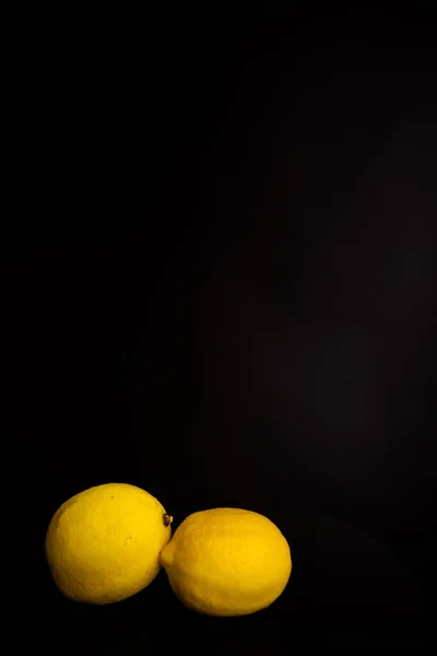 Siyah Arkaplanda Taze Limon — Stok fotoğraf