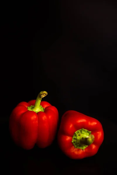 Legumes Frescos Pimentas Vermelhas Sobre Fundo Preto — Fotografia de Stock