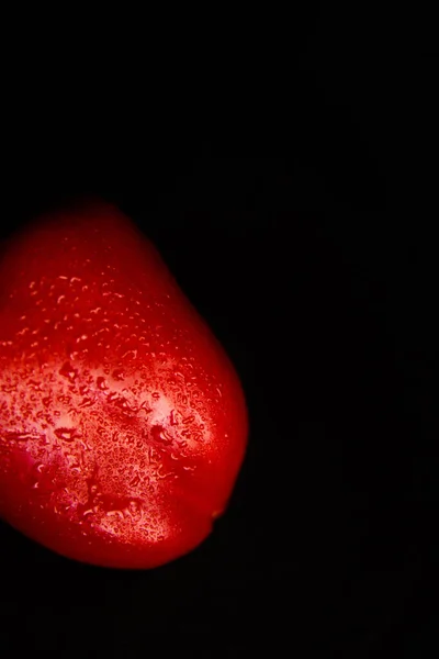 新鮮な野菜 黒の背景に赤ピーマン — ストック写真