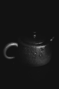 Seramik çaydanlık ve çay seremonisinin siyah beyaz fotoğrafı.