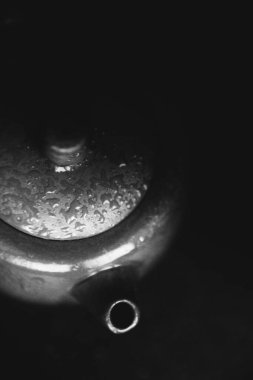 Seramik çaydanlık ve çay seremonisinin siyah beyaz fotoğrafı.