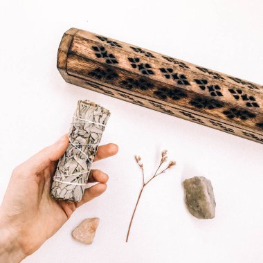 Doğal tütsü, Beyaz Bilge ve Palo Santo. Güney Amerika 'nın kutsal ağacı, renkli kare fotoğraf. Beyaz bilge ve beyaz arka planda Palo Santo.. 