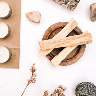 Doğal tütsü, Beyaz Bilge ve Palo Santo. Güney Amerika 'nın kutsal ağacı, renkli kare fotoğraf. Beyaz bilge ve beyaz arka planda Palo Santo.. 