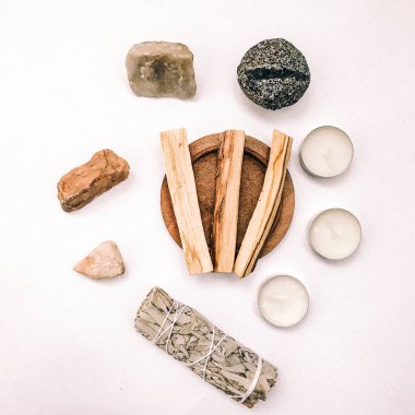 Doğal tütsü, Beyaz Bilge ve Palo Santo. Güney Amerika 'nın kutsal ağacı, renkli kare fotoğraf. Beyaz bilge ve beyaz arka planda Palo Santo.. 