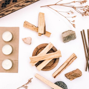 Doğal tütsü, Beyaz Bilge ve Palo Santo. Güney Amerika 'nın kutsal ağacı, renkli kare fotoğraf. Beyaz bilge ve beyaz arka planda Palo Santo.. 