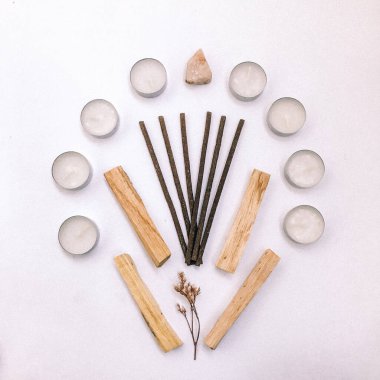 Doğal tütsü, Beyaz Bilge ve Palo Santo. Güney Amerika 'nın kutsal ağacı, renkli kare fotoğraf. Beyaz bilge ve beyaz arka planda Palo Santo.. 