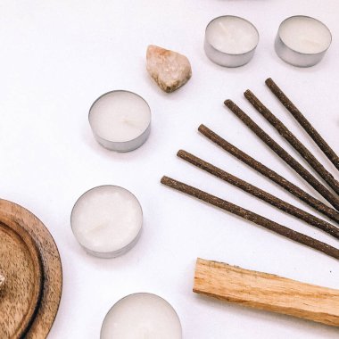 Doğal tütsü, Beyaz Bilge ve Palo Santo. Güney Amerika 'nın kutsal ağacı, renkli kare fotoğraf. Beyaz bilge ve beyaz arka planda Palo Santo.. 