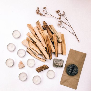 Doğal tütsü, Beyaz Bilge ve Palo Santo. Güney Amerika 'nın kutsal ağacı, renkli kare fotoğraf. Beyaz bilge ve beyaz arka planda Palo Santo.. 