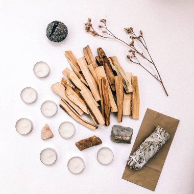 Doğal tütsü, Beyaz Bilge ve Palo Santo. Güney Amerika 'nın kutsal ağacı, renkli kare fotoğraf. Beyaz bilge ve beyaz arka planda Palo Santo.. 