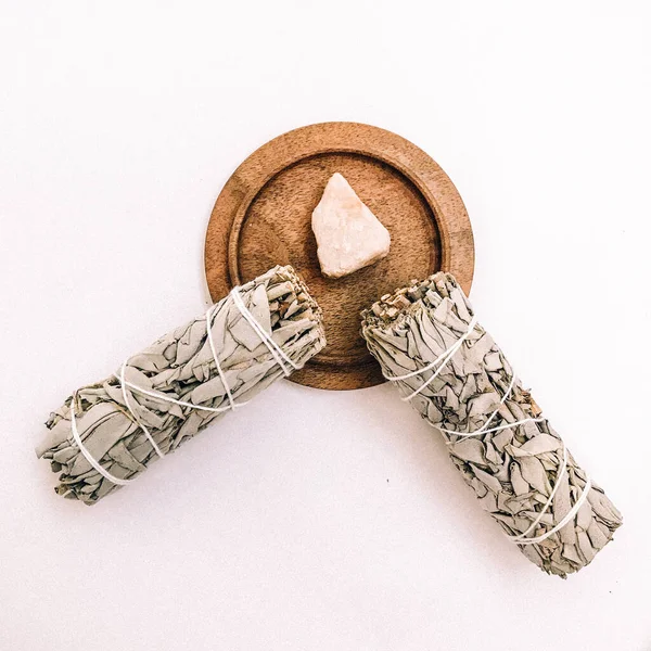 Doğal tütsü, Beyaz Bilge ve Palo Santo. Güney Amerika 'nın kutsal ağacı, renkli kare fotoğraf. Beyaz bilge ve beyaz arka planda Palo Santo.. 