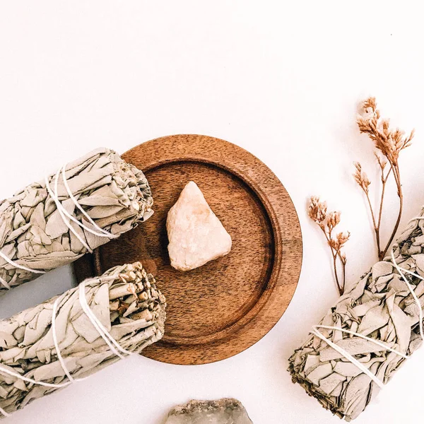 Doğal tütsü, Beyaz Bilge ve Palo Santo. Güney Amerika 'nın kutsal ağacı, renkli kare fotoğraf. Beyaz bilge ve beyaz arka planda Palo Santo.. 